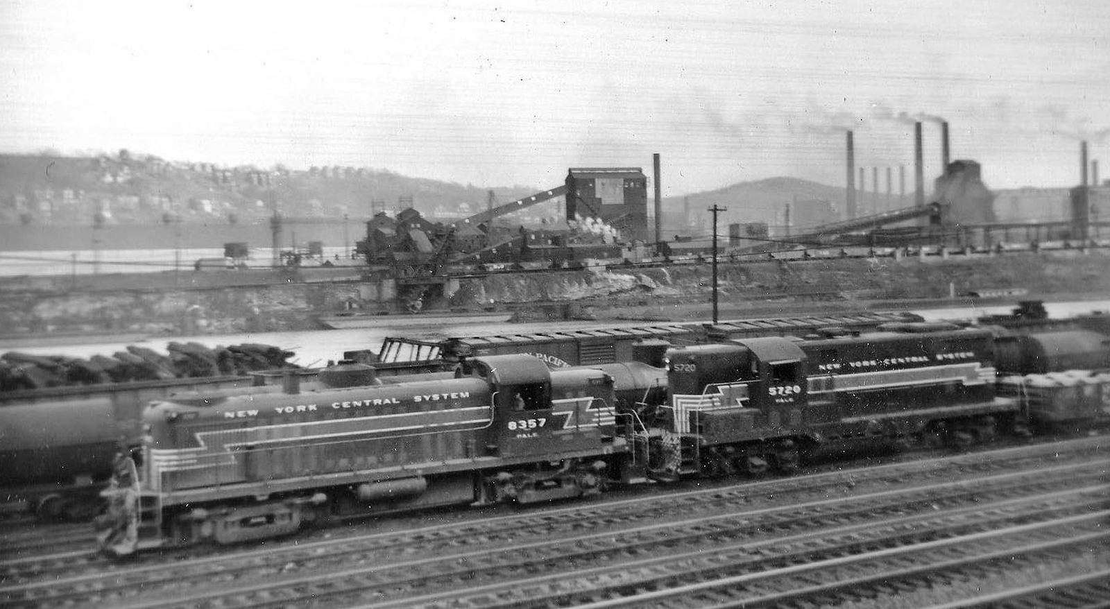 Eine ALCO RS-3 und eine EMD SD7 demonstrieren die Möglichkeit zur herstellerübergreifenden Mehrfachtraktion zu Anfang der Sechziger in Pittsburgh, Pennsylvania