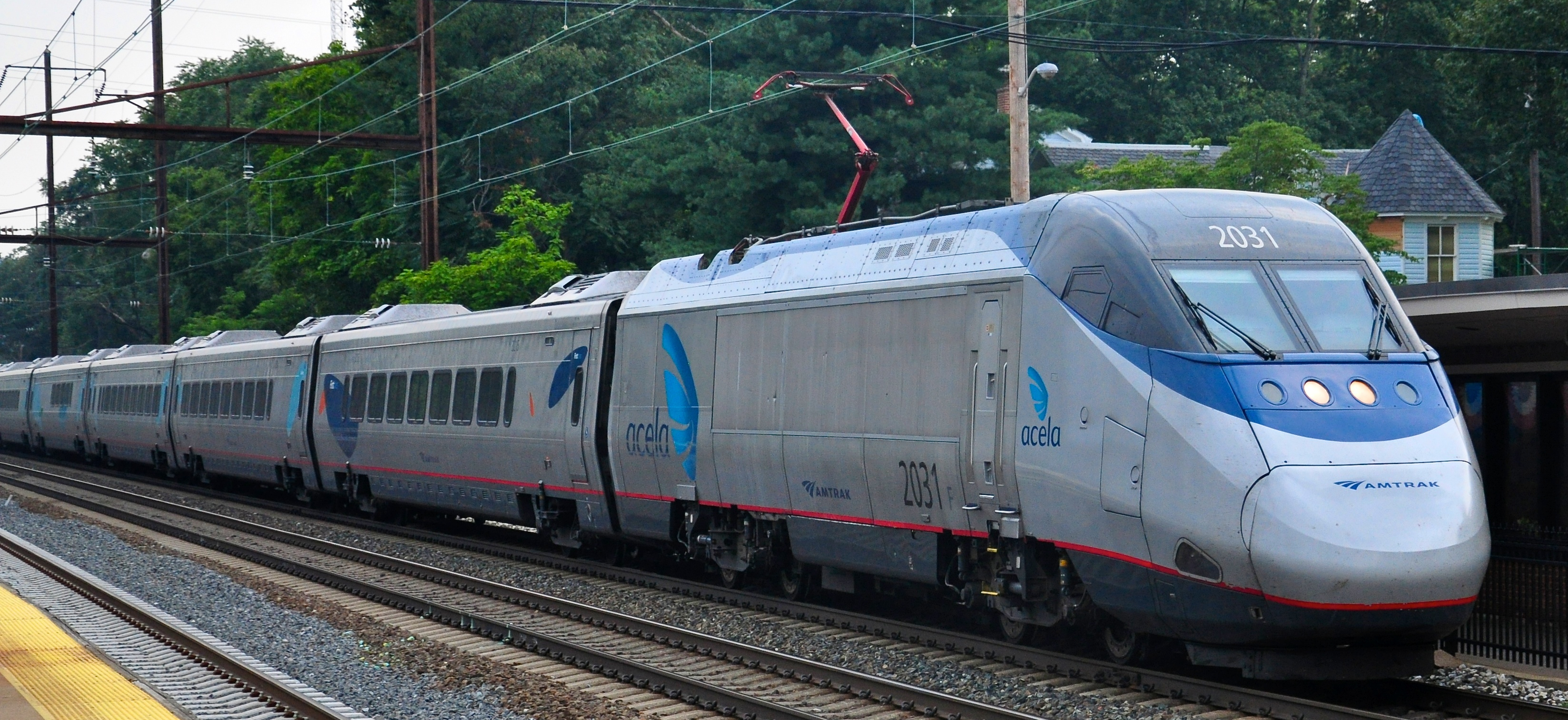 Northbound Acela in August 2010 in Odenton, Maryland