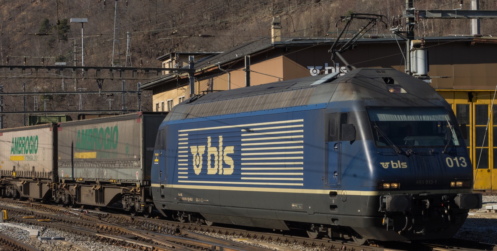 Re 465 013 with a freight train in February 2016 in Brig