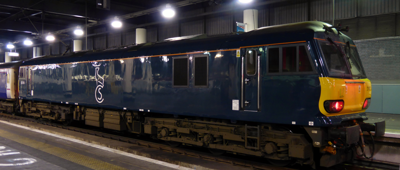 92014 in the livery of the Caledonian Sleeper at London Euston in March 2017