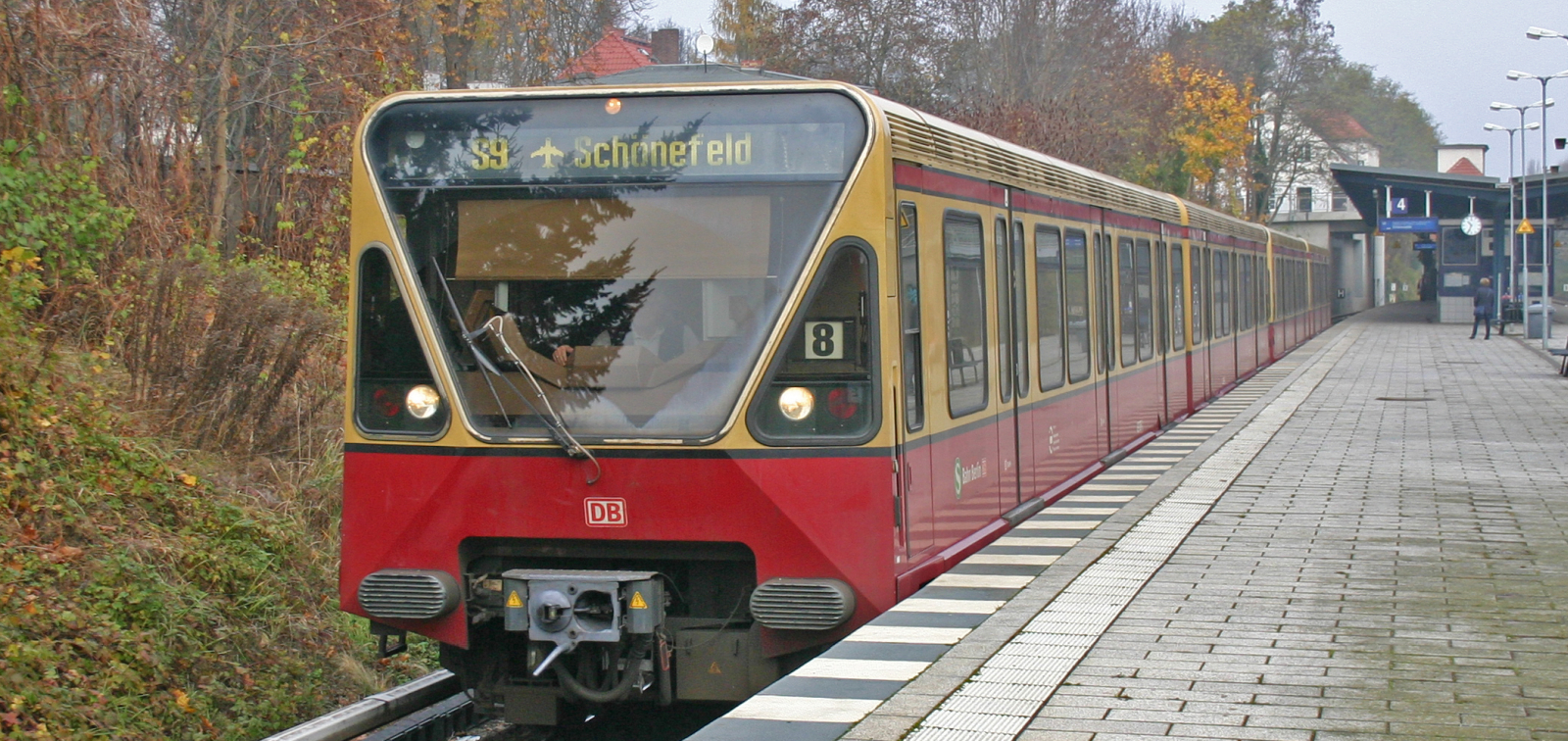 S9 towards Schönefeld Airport in November 2014 at Hohen Neuendorf station