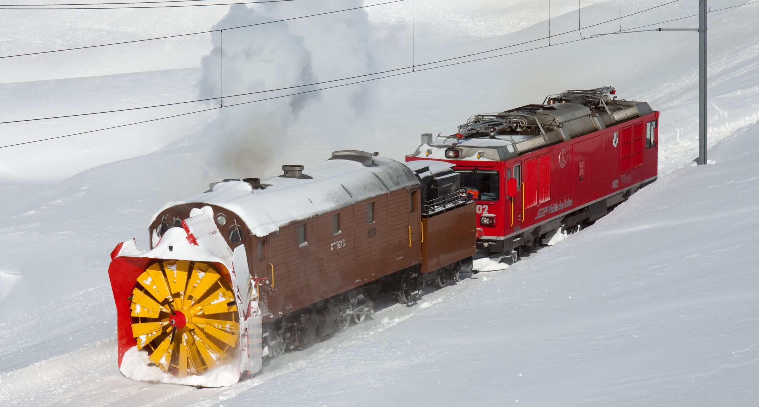 No. 9213 in February 2010 at the Lago Bianco, assisted by a Gem 4/4