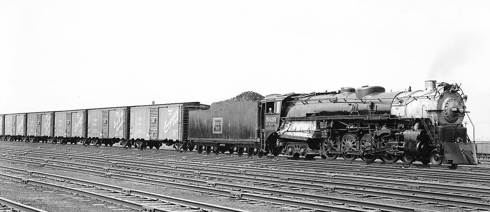 O-5a No. 5629 in April 1941 with a freight train near Chicago