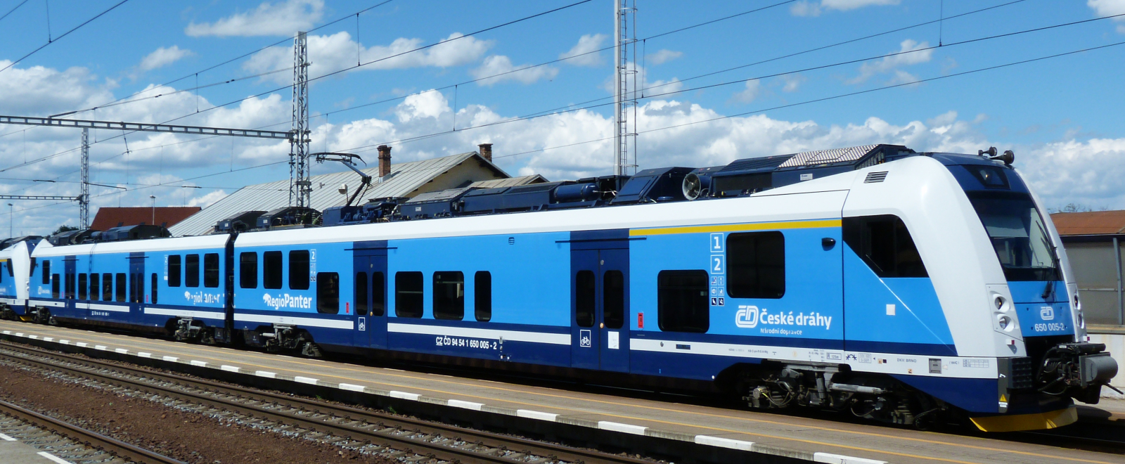 Two-car CD 650 in multiple with a three-car 640 in June 2016 in Vranovice