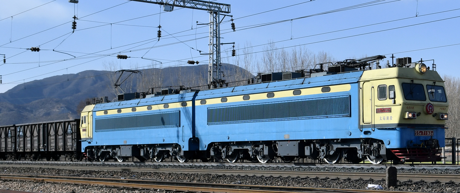 SS4-7193 in February 2018 with a coal train on the Daqin Line in Cha Wu