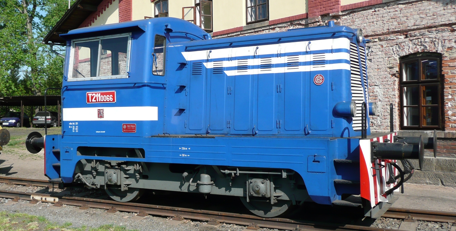 The CSD T 211 was a typical light diesel-mechanical shunting locomotive with an initial output of 165 hp