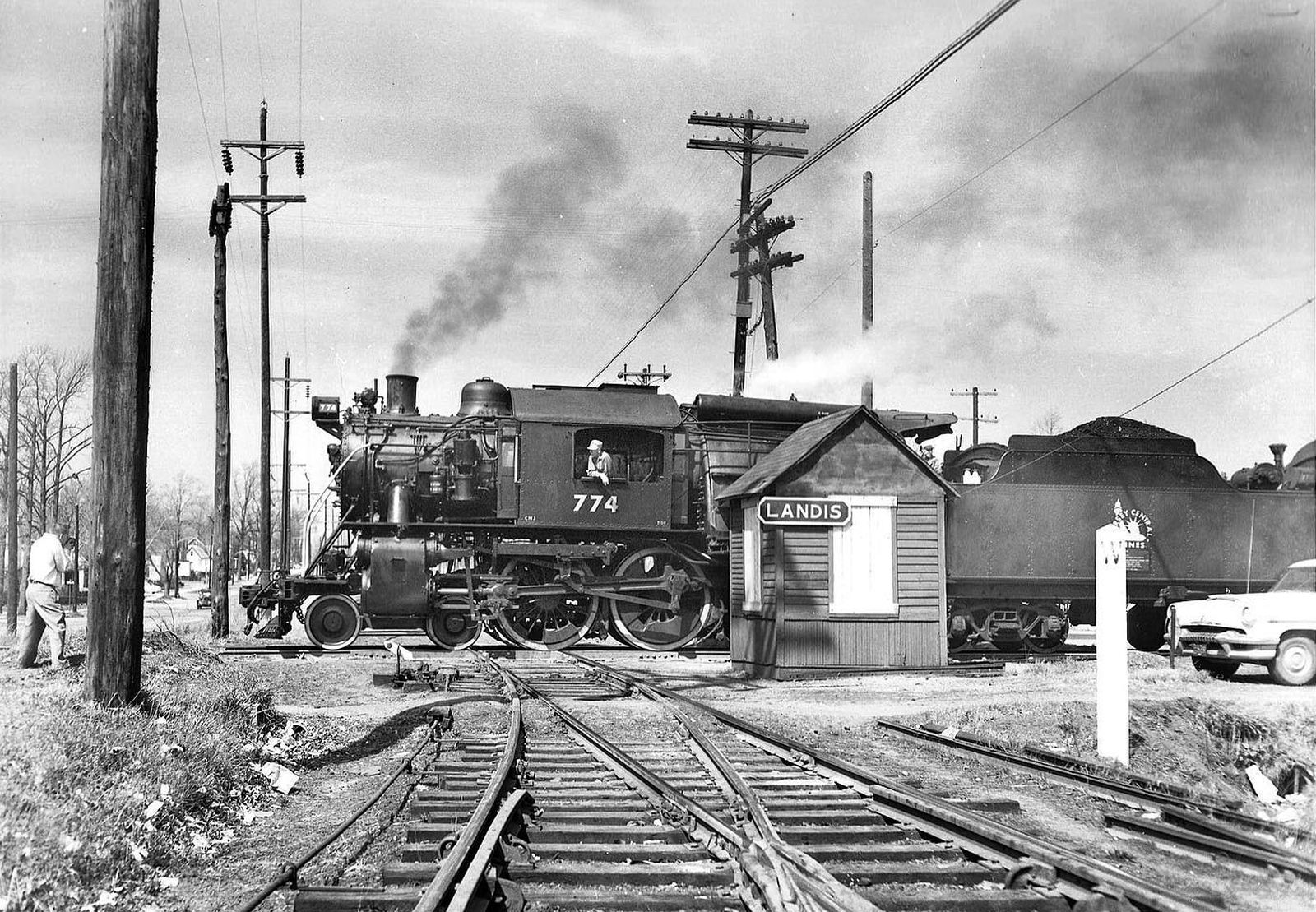 Die L-7 war nur einige von vielen Camelbacks, die diese Bahngesellschaft einsetzte. Hier im Jahr 1955 beim Posieren auf einem Bahnübergang in Landis, New Jersey