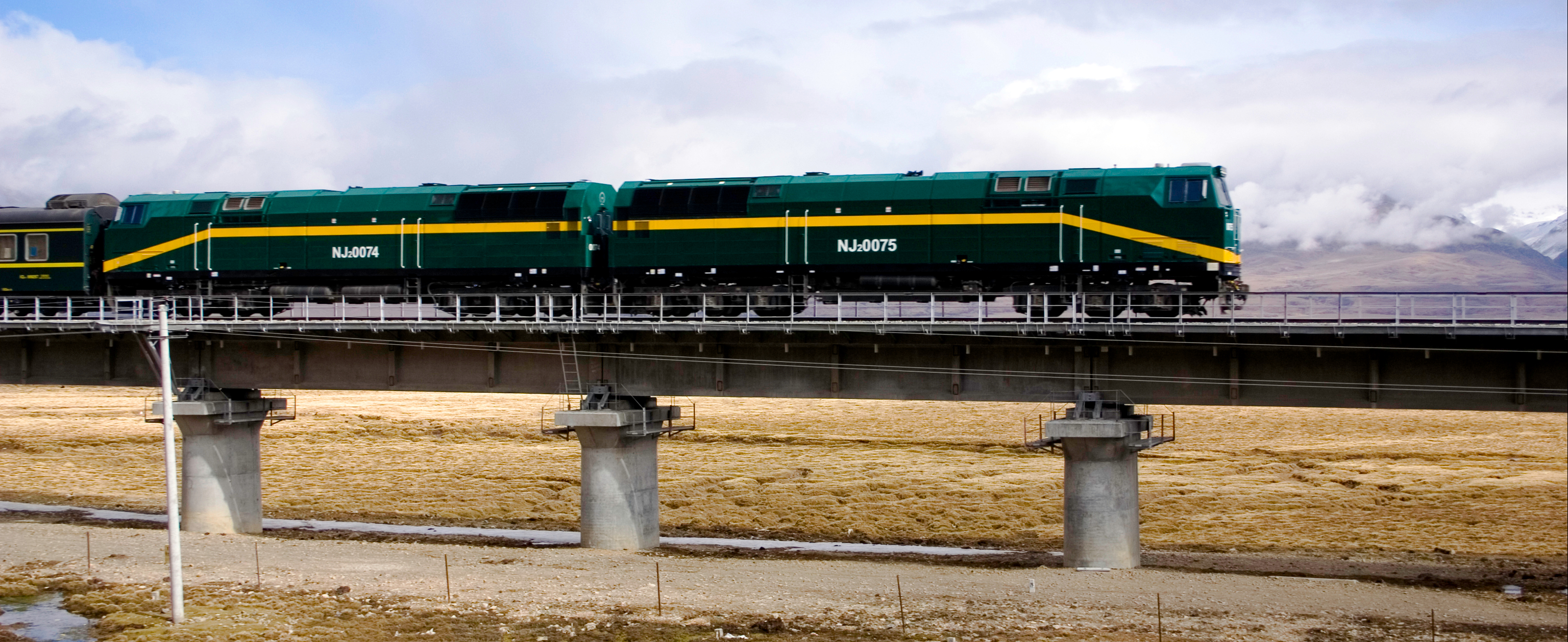 Passenger train with two NJ2s on the Qinghai-Tibet highland line in April 2007