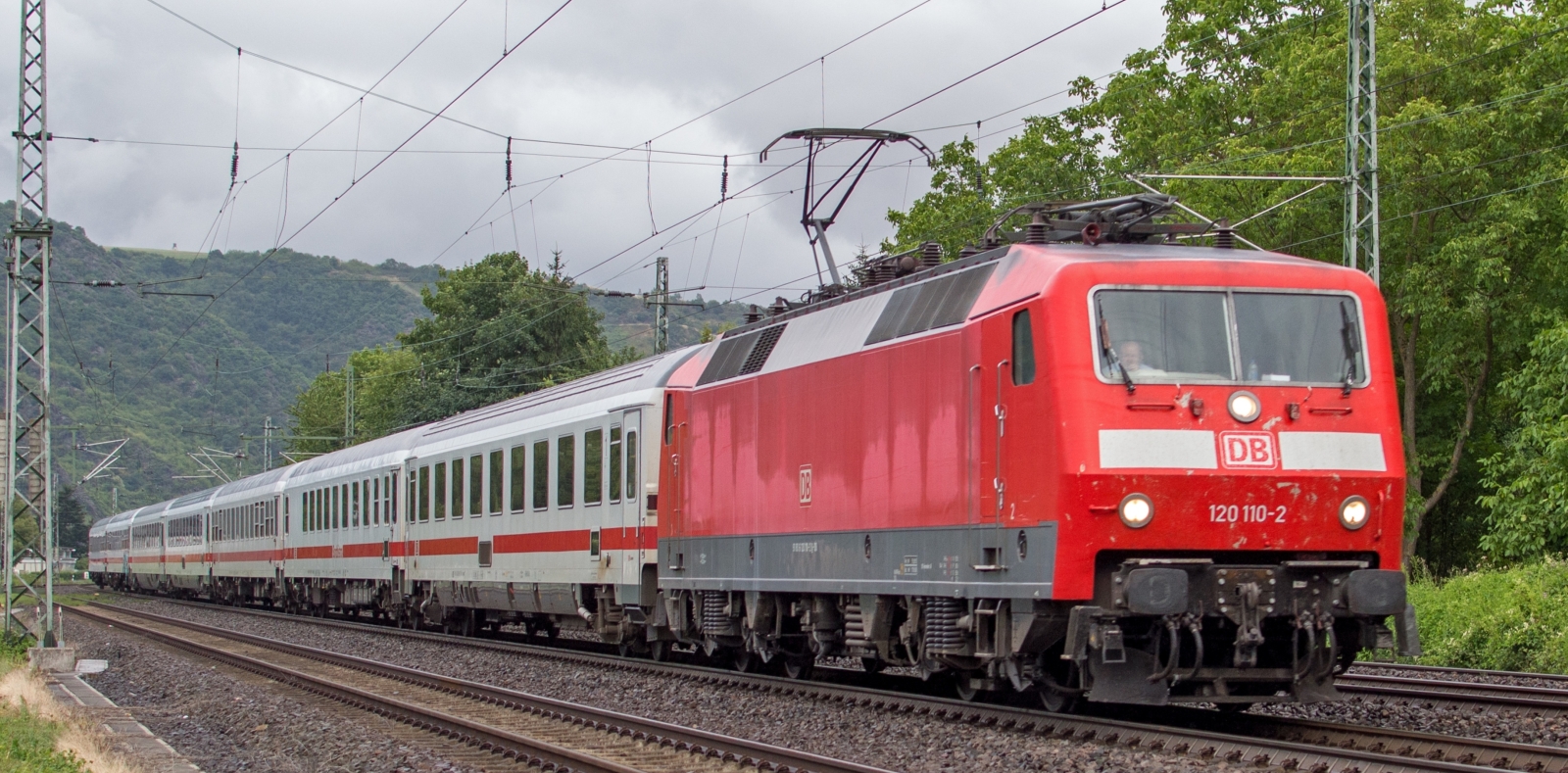 120 110 in July 2015 with an IC on the left Rhine line near Fellen