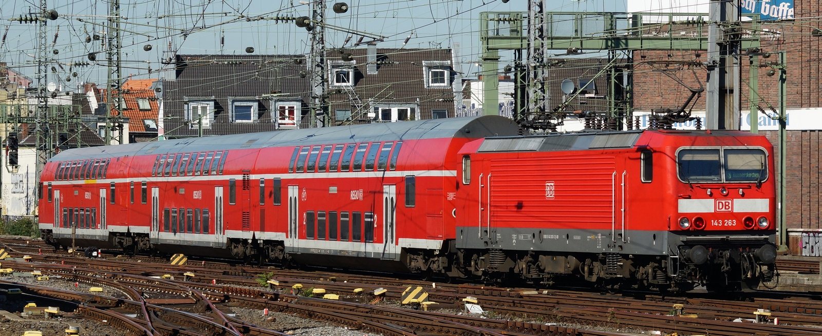 DB AG 143 263 with a double-deck push-pull train in Cologne in October 2015
