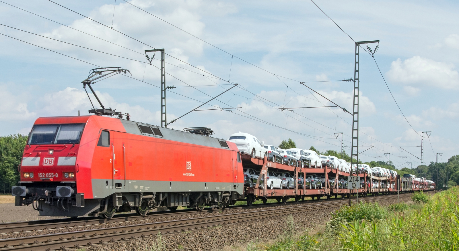 152 055 in July 2016 with a train full of new cars near Salzberg