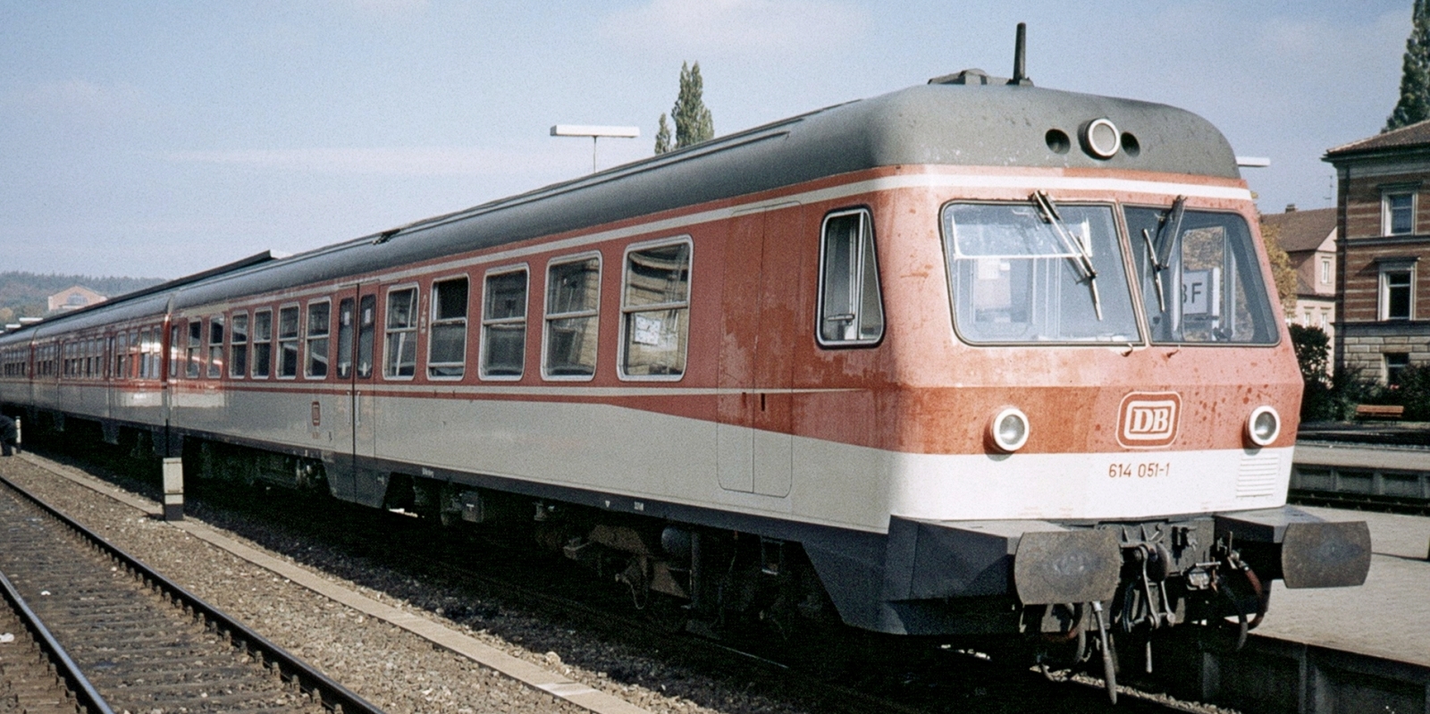 VT 614 with somewhat weathered paintwork in Bayreuth in 1986