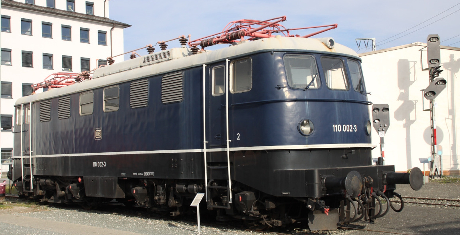 The E 10 002 was one of the five test locomotives for the standard program and is now in the DB Museum in Nuremberg