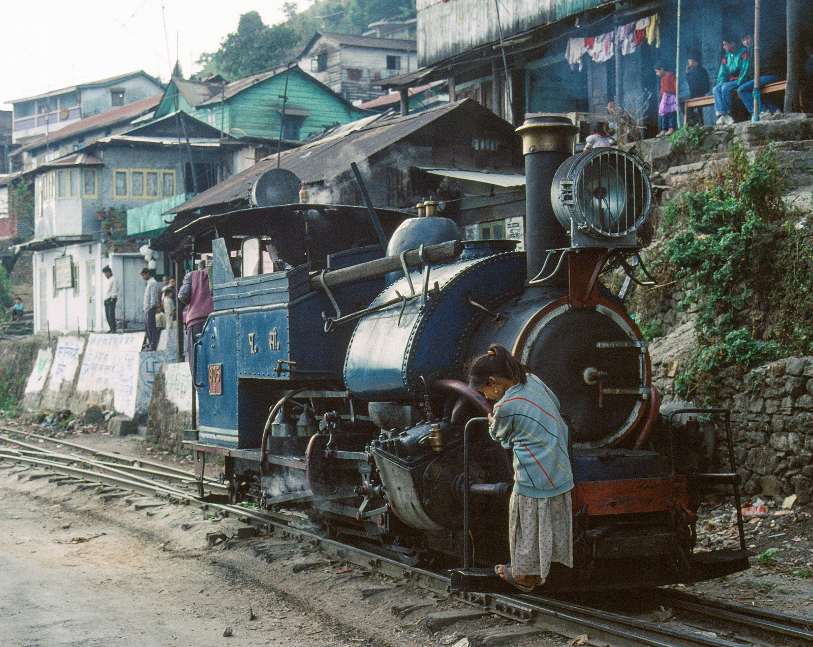 On the Darjeeling Himalayan Railway, which has a gauge of two feet, the class B tank locomotives with the wheel arrangement 0-4-0T still run to this day