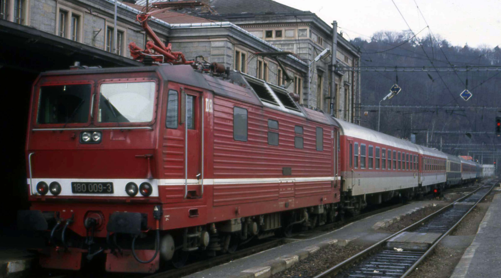 180 009 in March 1994 with an IC in Decín