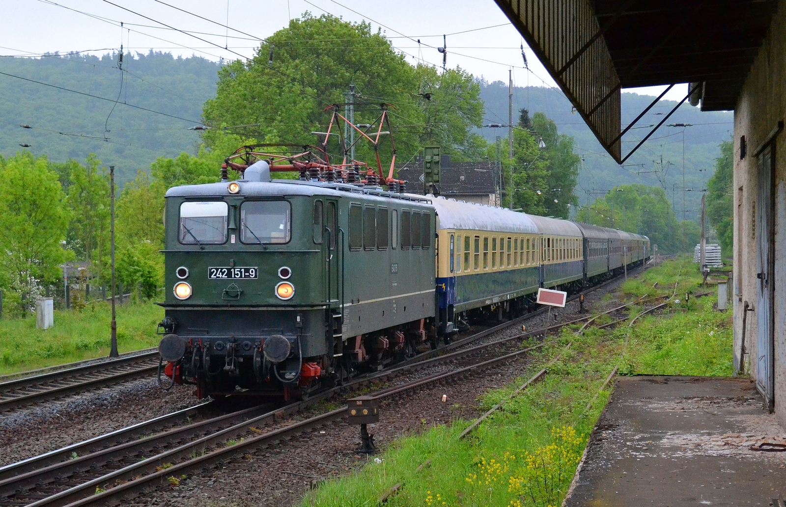 Together with the E 11, the E 42 formed the first generation of electric locomotives from the GDR