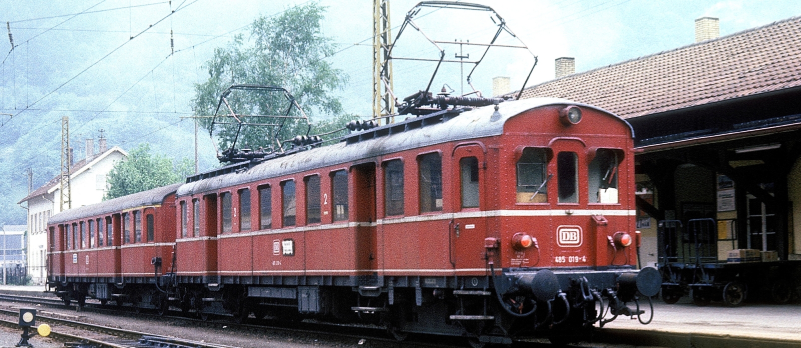485 019 with control car 885 709 in May 1975 in Zell im Wiesental