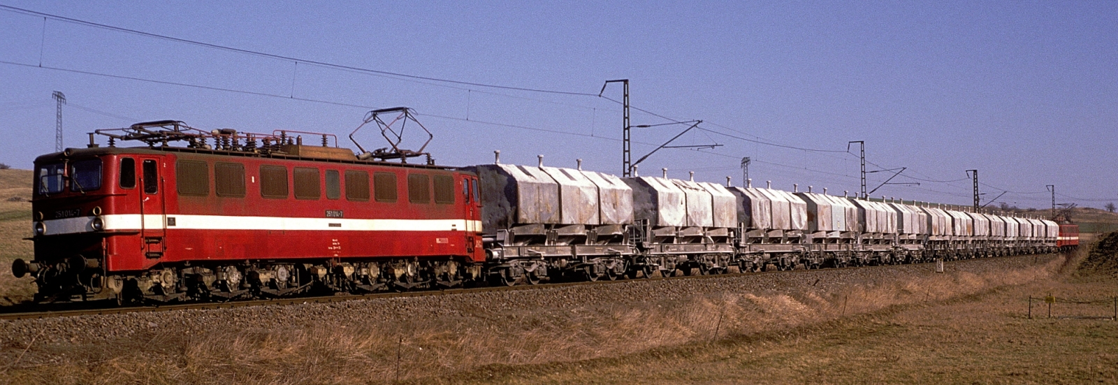 251 014 with a lime train and another, pushing 251 in February 1990 near Hüttenrode