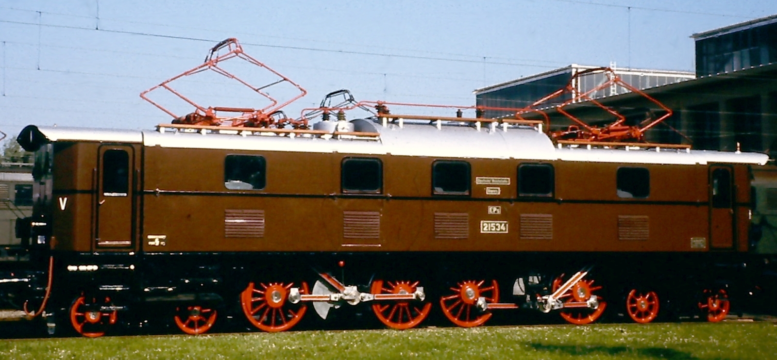E 52 34 exhibited in the vehicle show “100 years of electric railways” in the AW Munich-Freimann