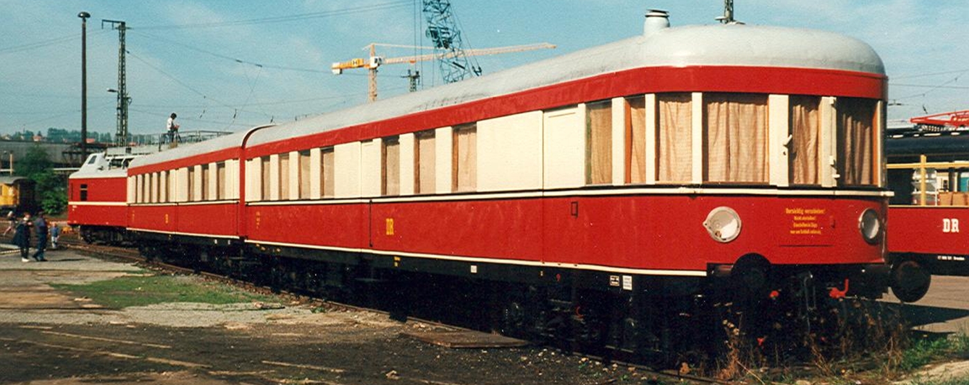 The only preserved VT 137 367 in 2002 in Dresden