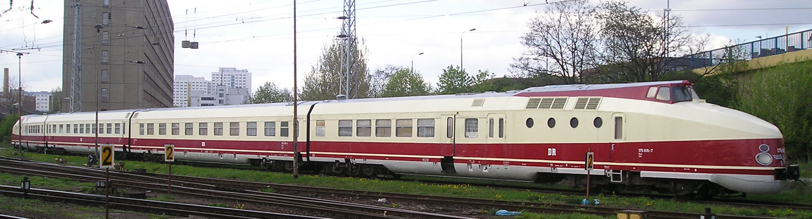 Four-car train in Berlin-Lichtenberg station