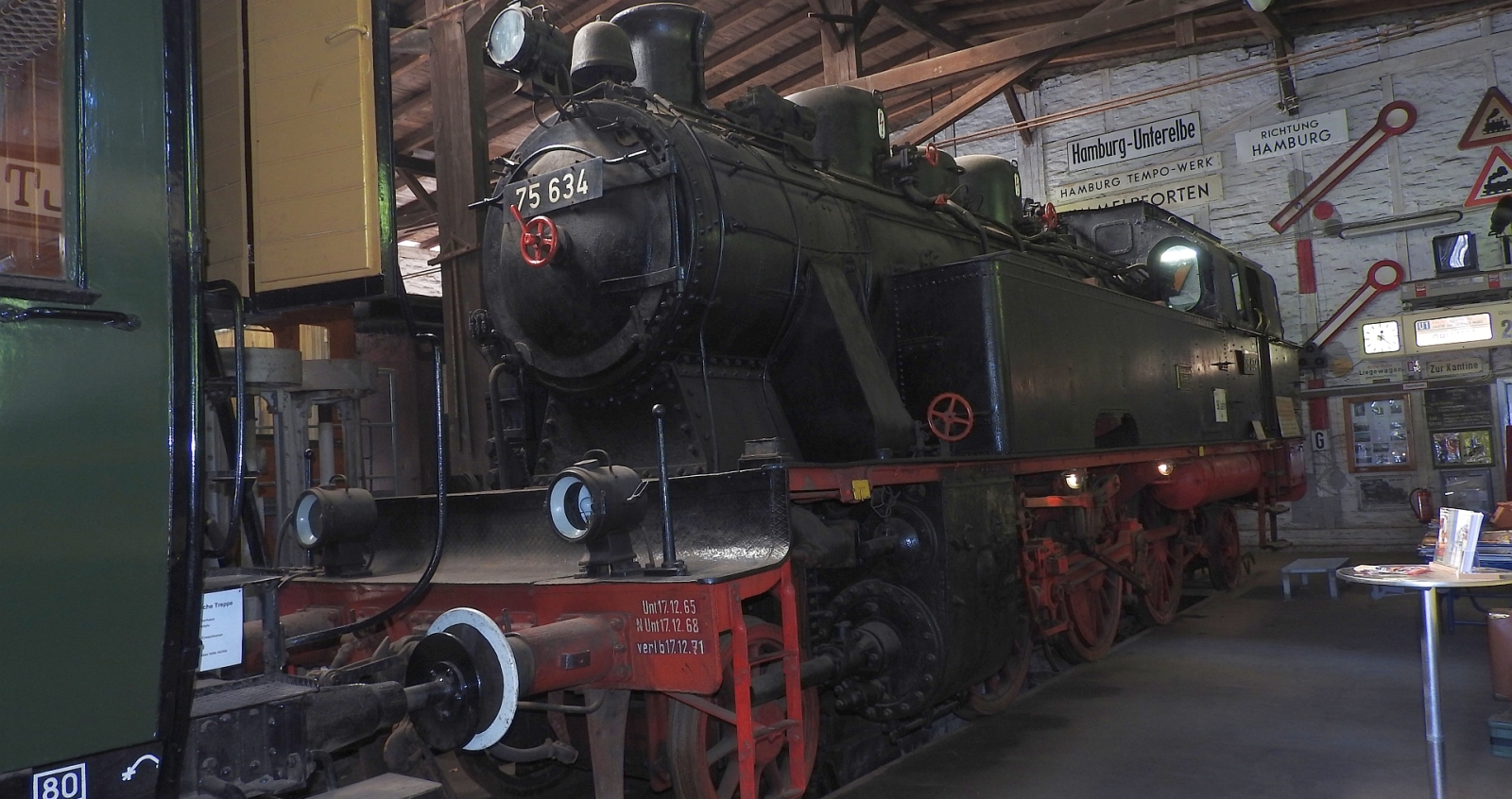 Former ELE 14 and 75 634 of the Reichsbahn in the Aumühle engine shed of the Verein Verkehrsamateure und Museumsbahn