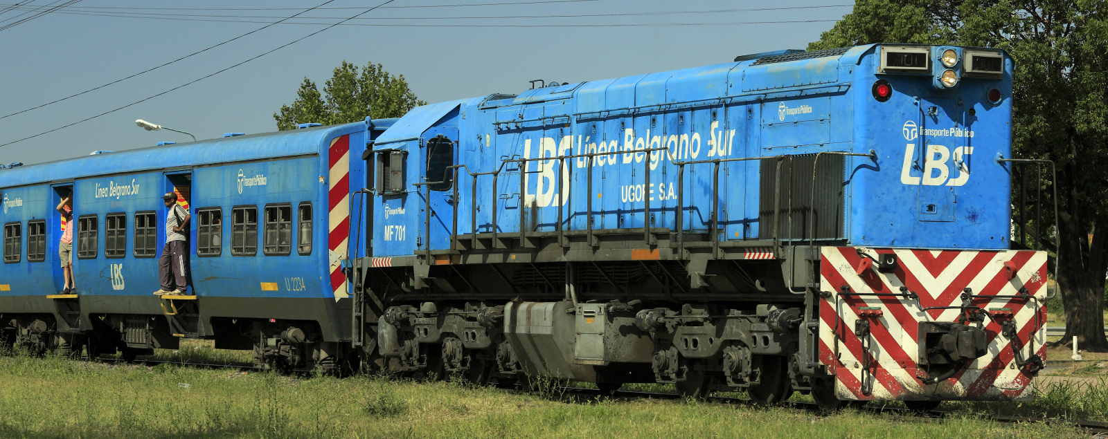 Línea Belgrano Sur MF701, a G22CU-2, with a commuter train at Libertad near Buenos Aires in February 2018