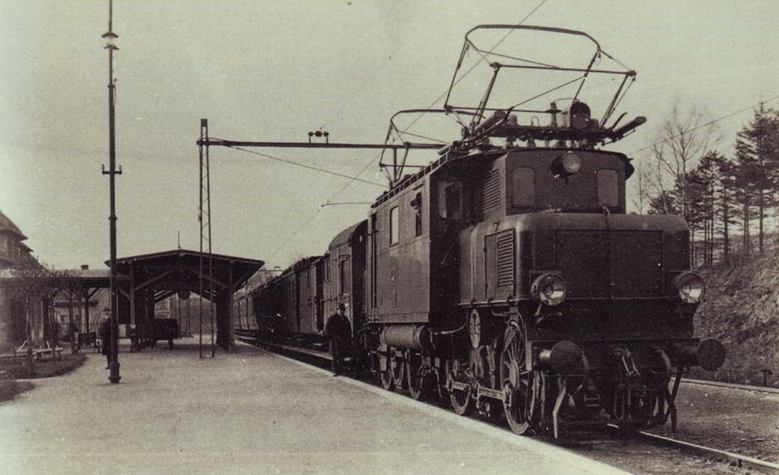 Prussian EP 216 in Fellhammer on the Silesian Zackenbahn that was electrified from 1911