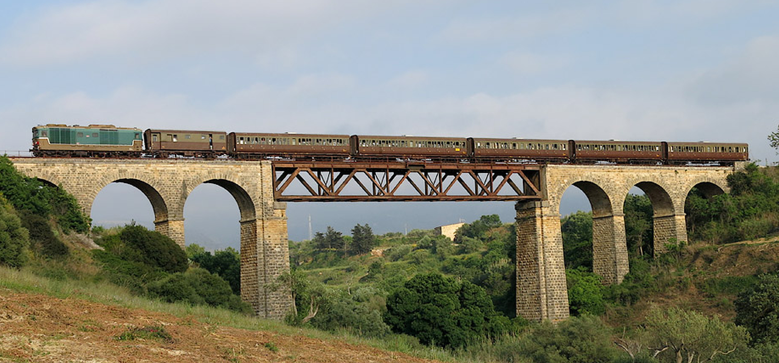 D.445.1034 with “Centoporte” carriages in May 2015 on the bridge over the Nocella between Carini and Partinico