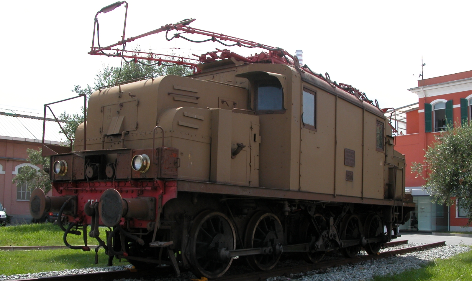 E.554.174 on display at the former factory of Tecnomasio Italiano Brown Boveri, now Bombardier, in June 2012
