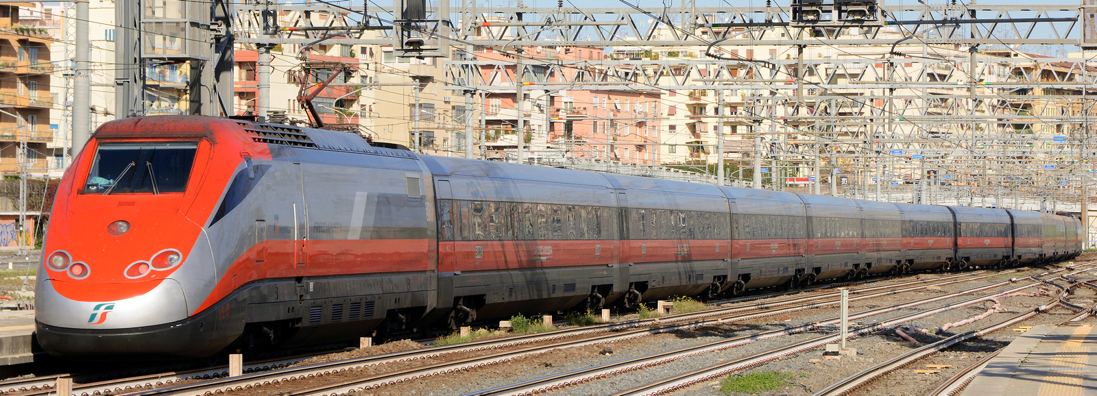 ETR 500 in October 2015 exiting Rome-Tiburtina station northbound