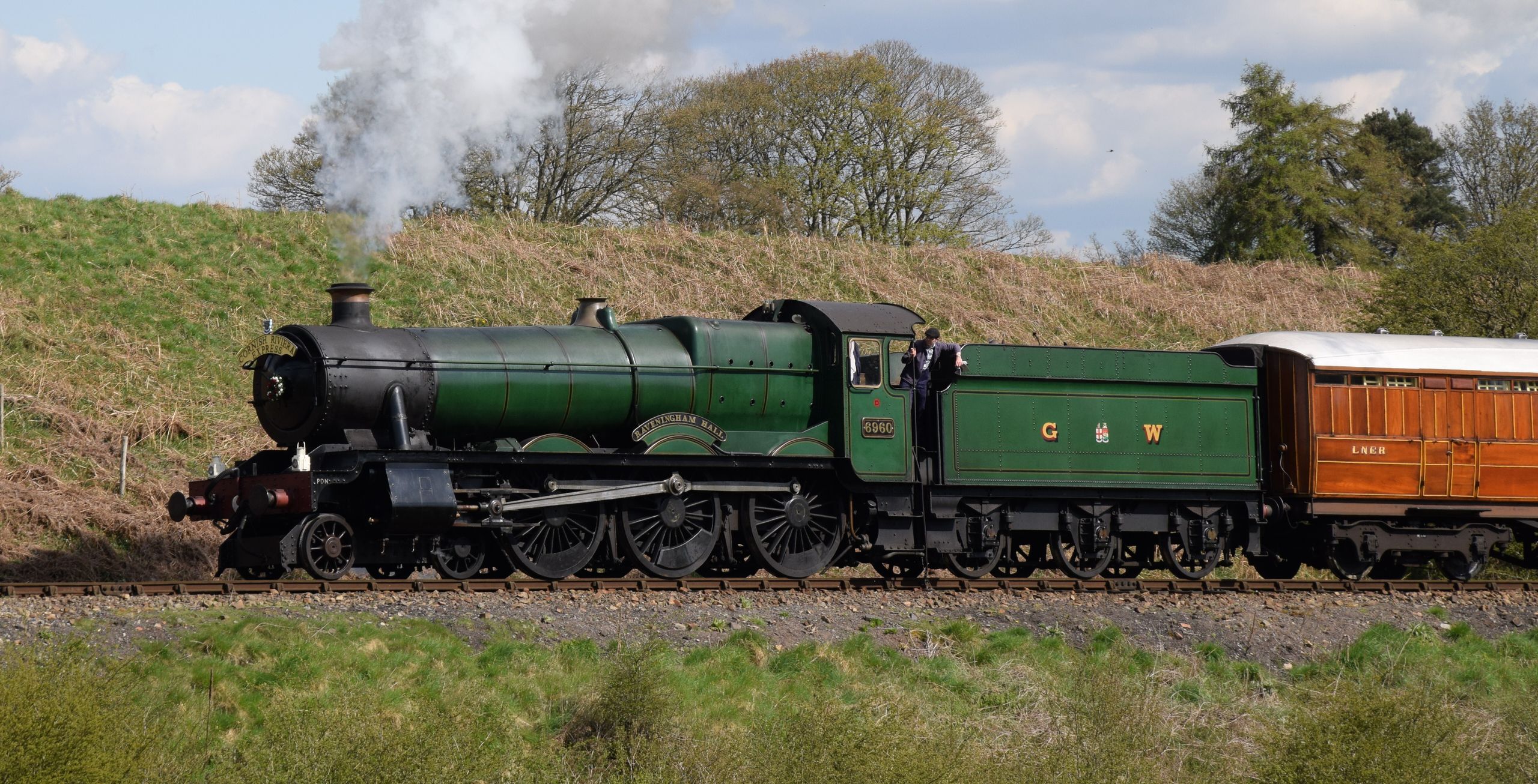 No. 6960 “Raveningham Hall” in April 2021 on Eardington Bank