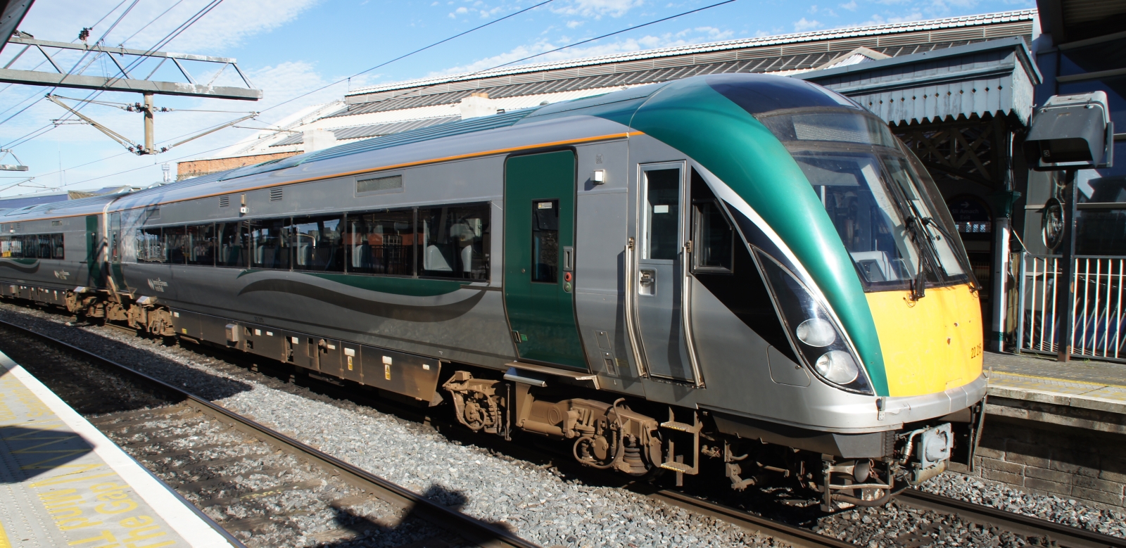 Triebzug der Klasse 22000 im Juli 2016 in der Connolly Station, Dublin