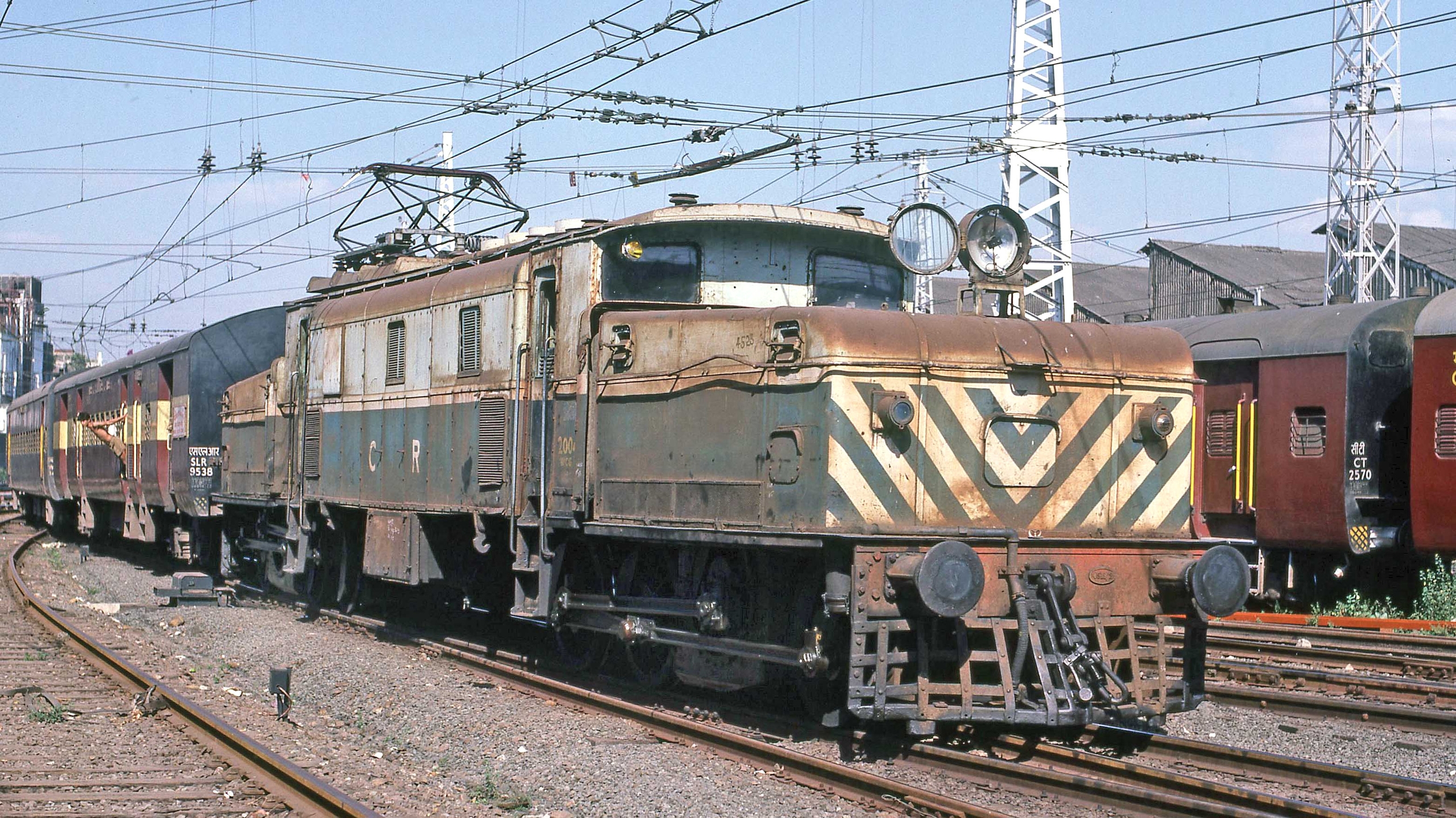 WCG1 No. 20041 shunting at Bombay Victoria Station in 1987