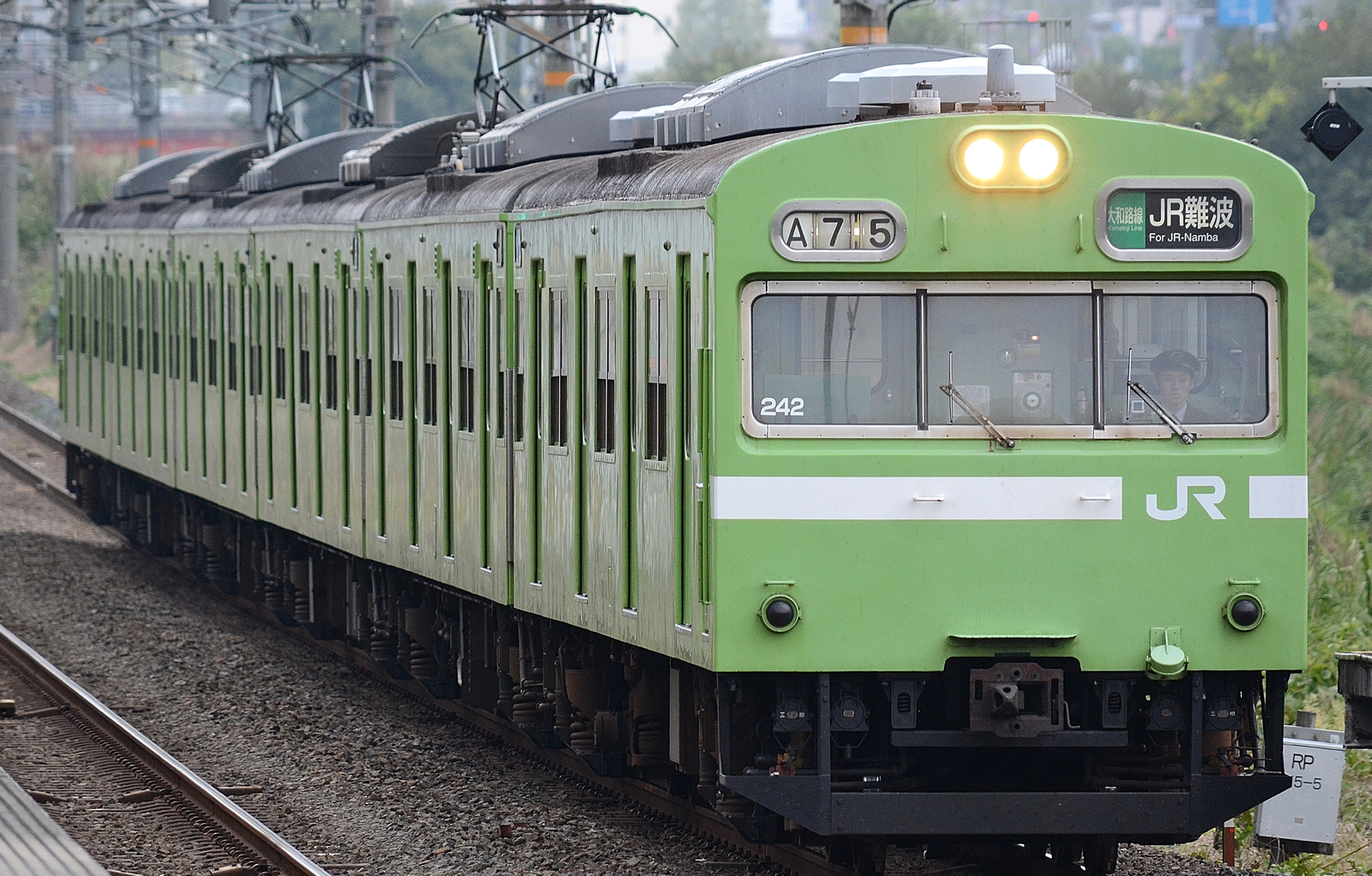 Six-car train at Misato in November 2016 on the Kansai Main Line