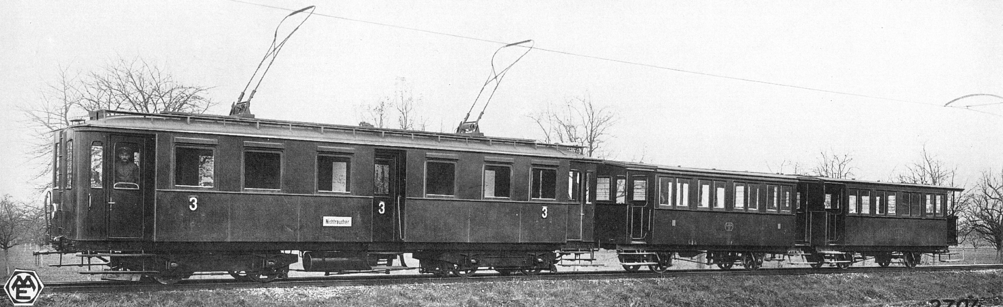 A vehicle in the original version with Lyra pantographs