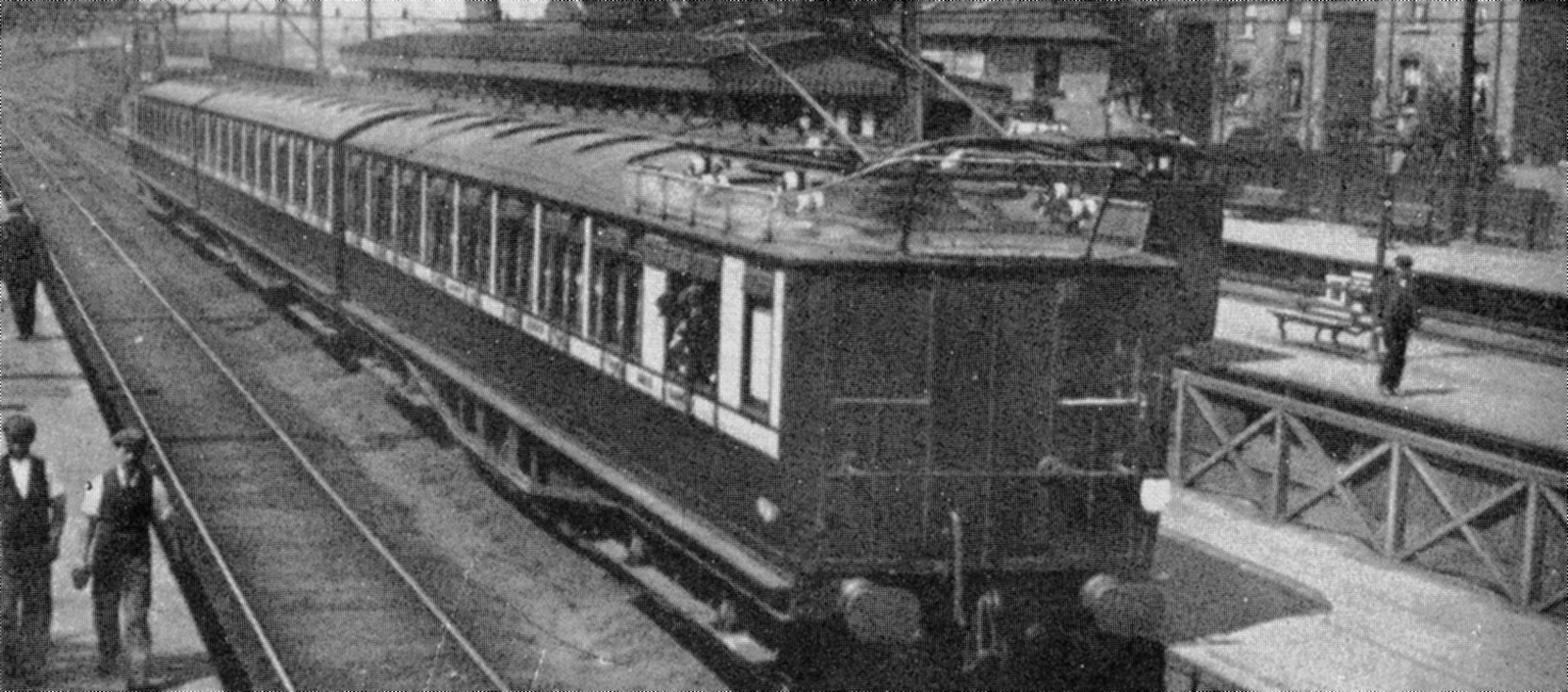 One of the trains in 1909 at Wandsworth Road Station