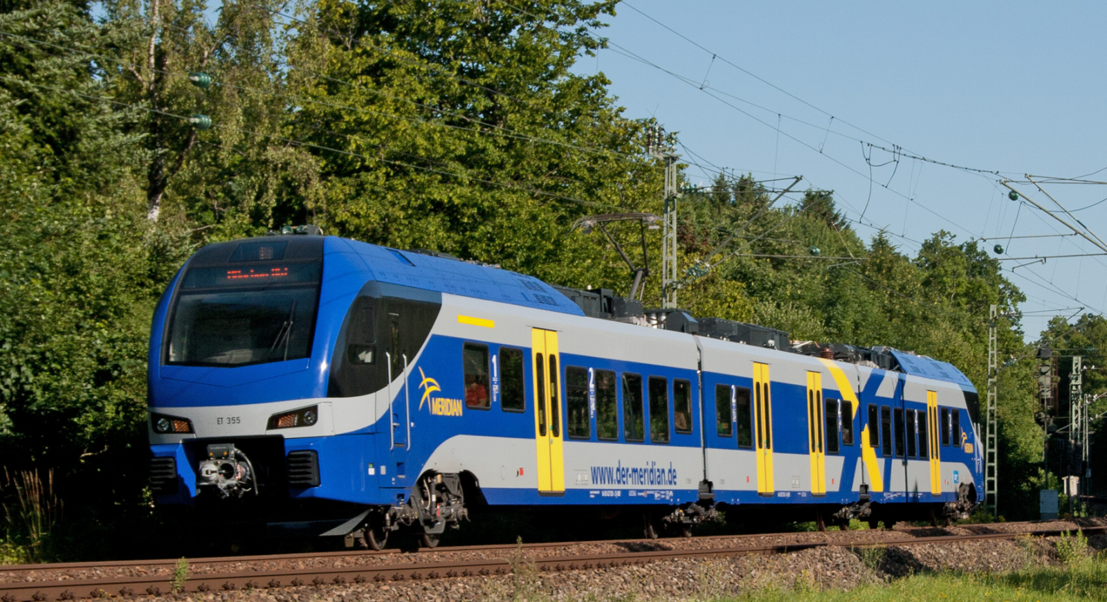 Three-car Flirt 3 ET 355 of the Bayerische Oberland Bahn as “Meridian” in July 2014 near Deisenhofen