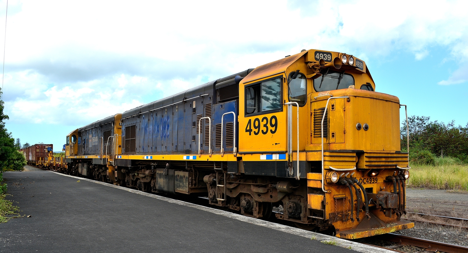 DC No. 4939 and 4916 in February 2015 in Helensville