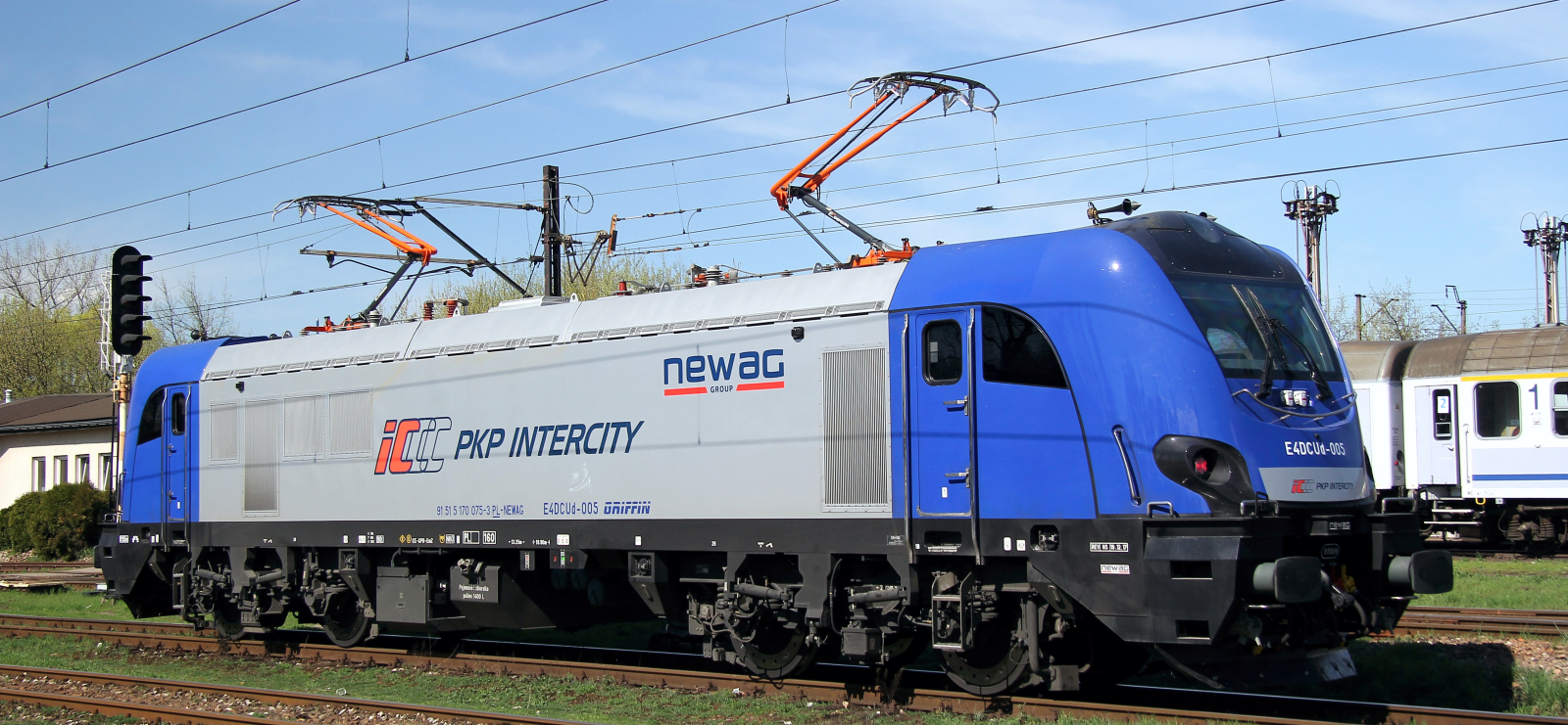 PKP Intercity E4DCUd-005 has a top speed of 160 km/h and is designed to operate under 3 kV DC