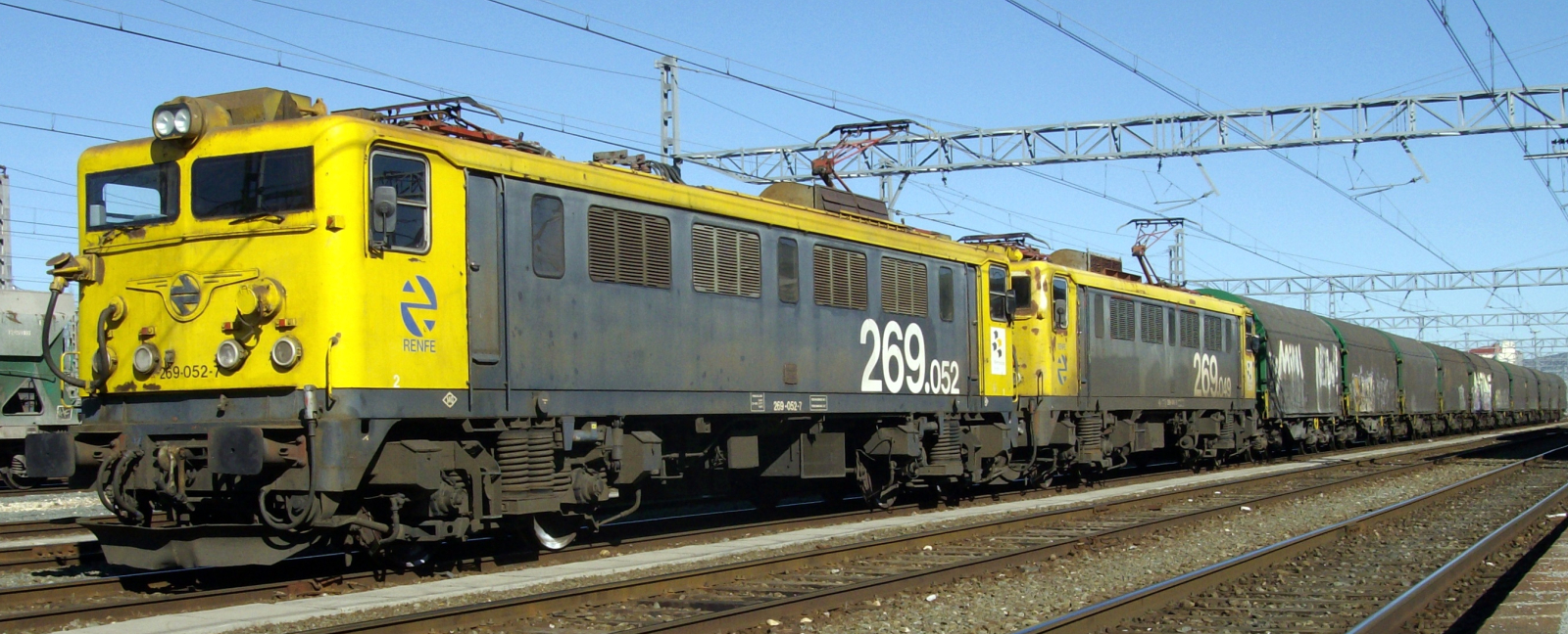 269.052 and 269.049 in February 2009 in front of a freight train