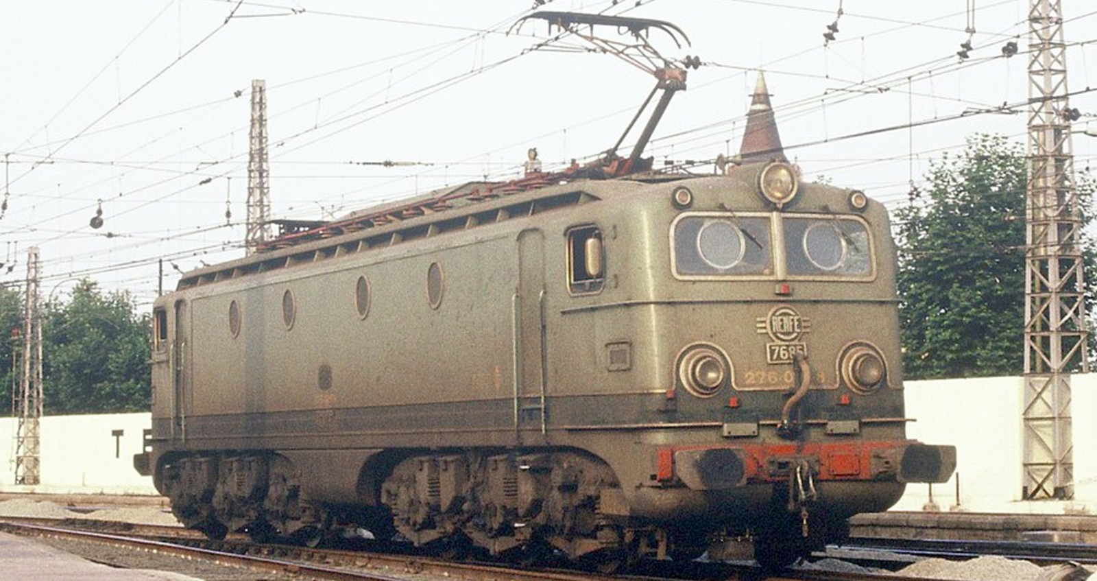 276.085 in July 1982 at Barcelona-França station