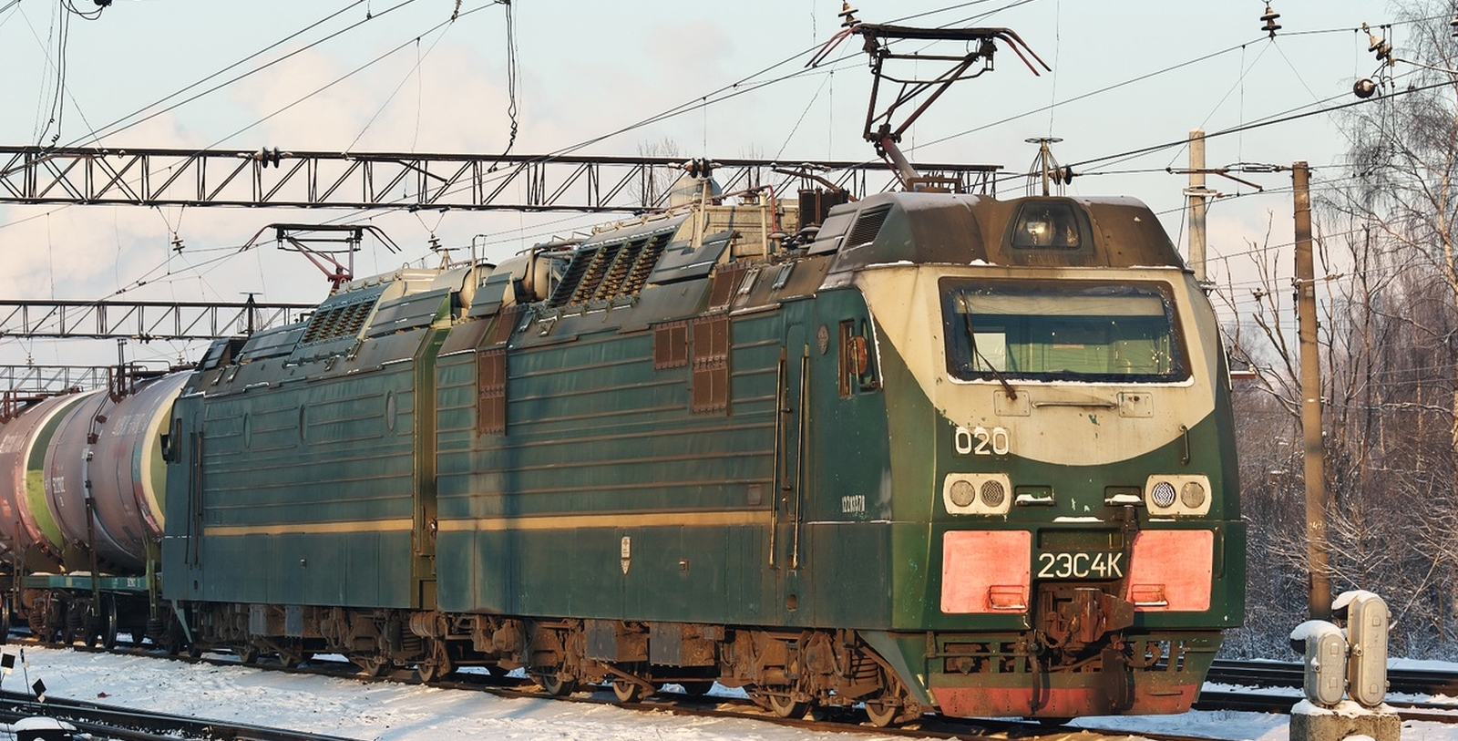 A 2ЭС4К in March 2016 at Ruchyi station in Saint Petersburg