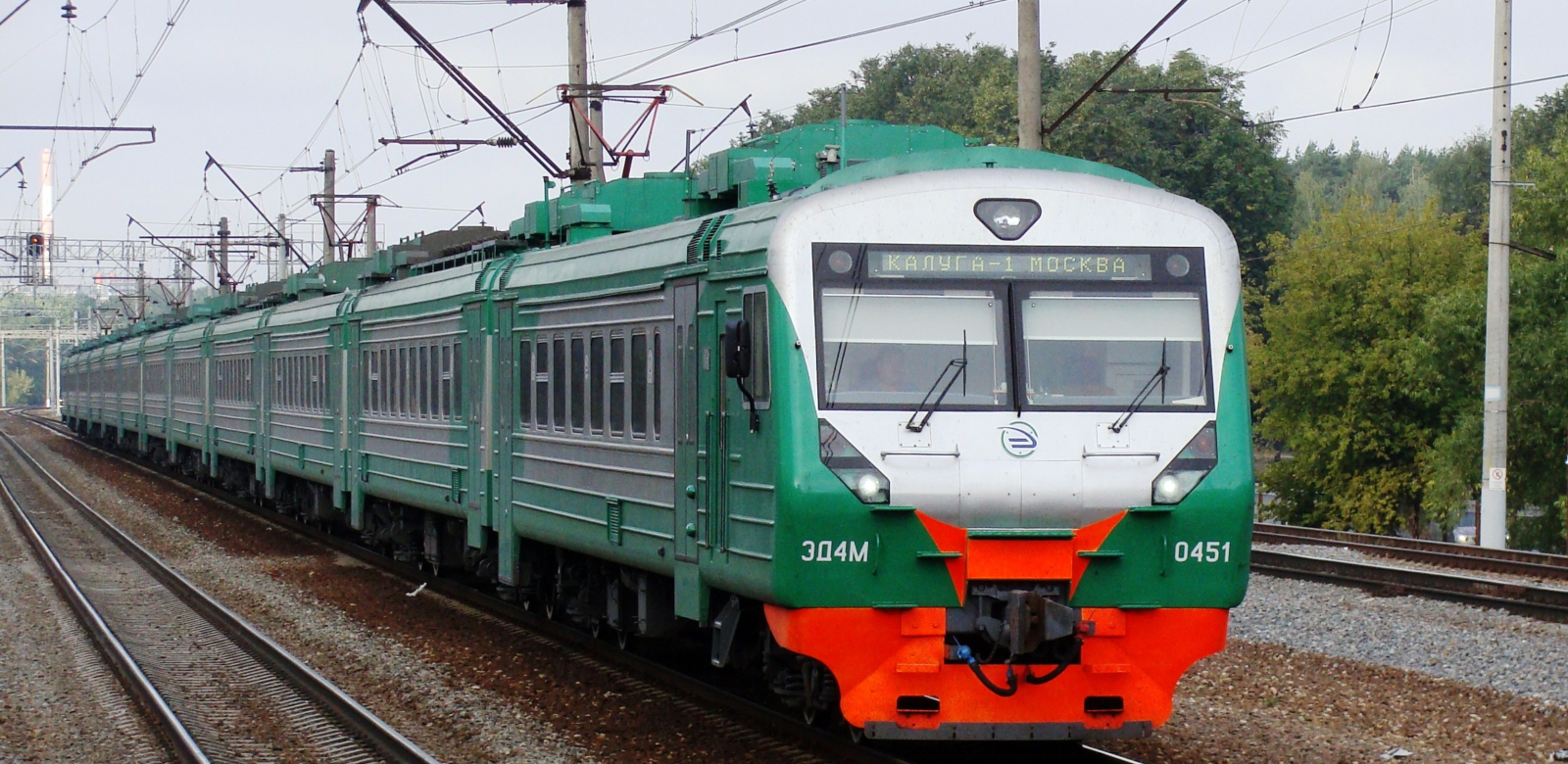 ЭД4-0451 with a modern front design in August 2014 on the Kaluga-Moscow line