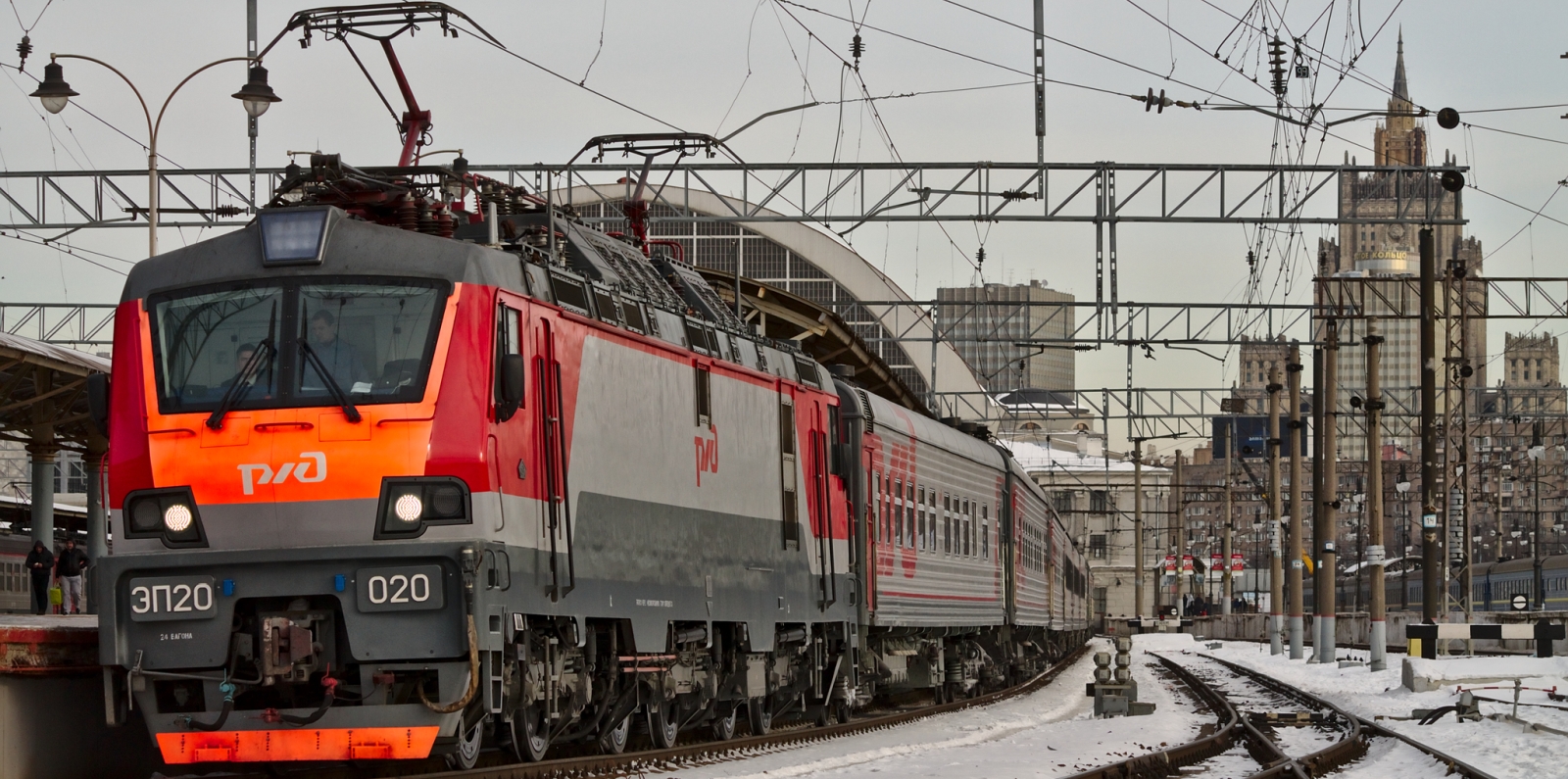 ЭП20-020 at Kiyevsky railway station in Moscow