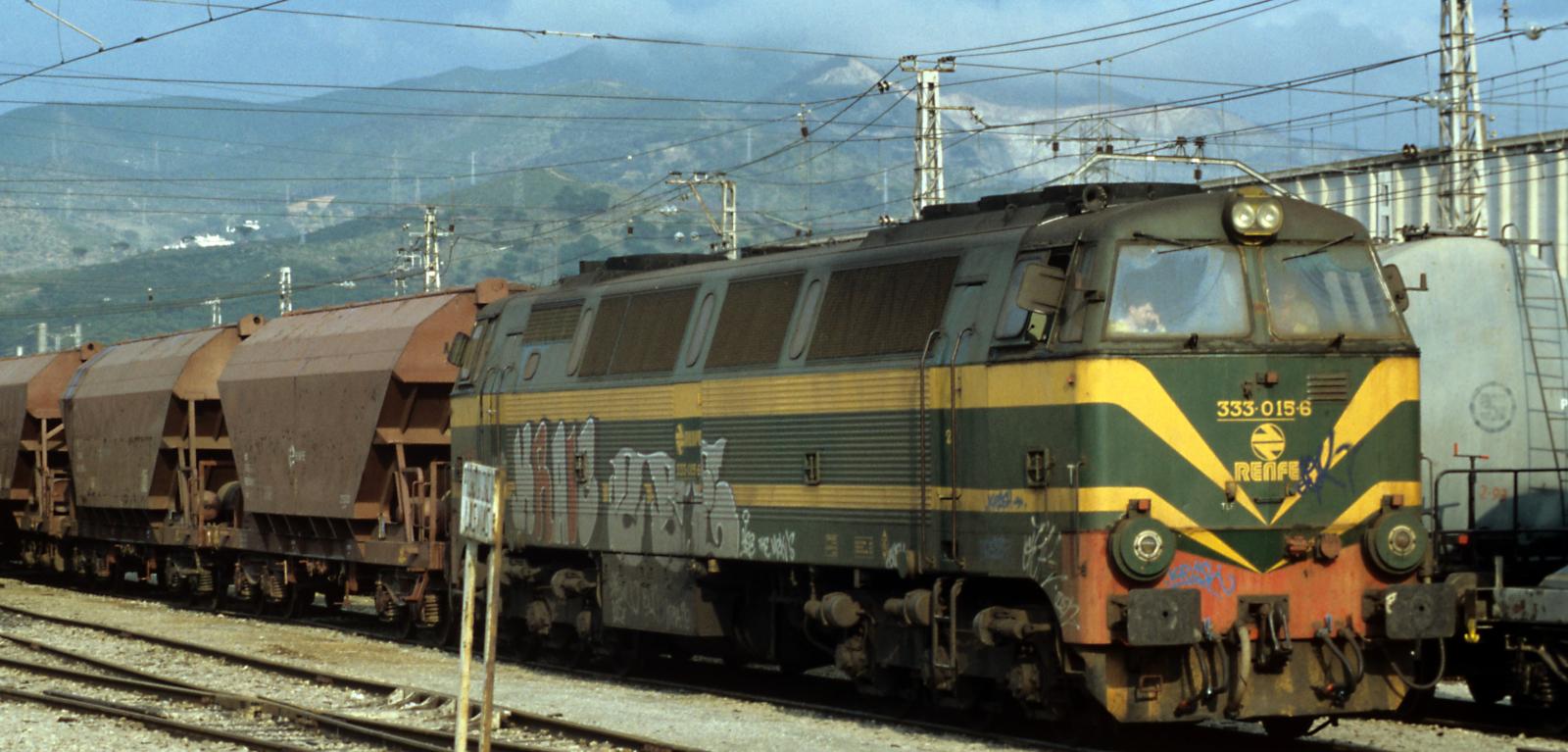 333.015 with a freight train in Moncada Bifurcación