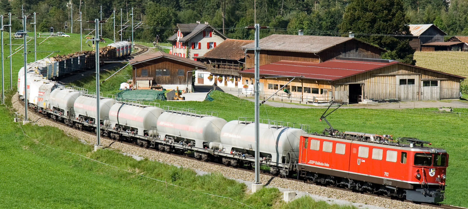 No. 702 with a 27-car freight train in September 2008 near Ilanz