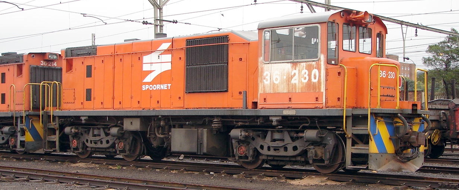 36-230 in front of 36-214 in August 2006 in Durban