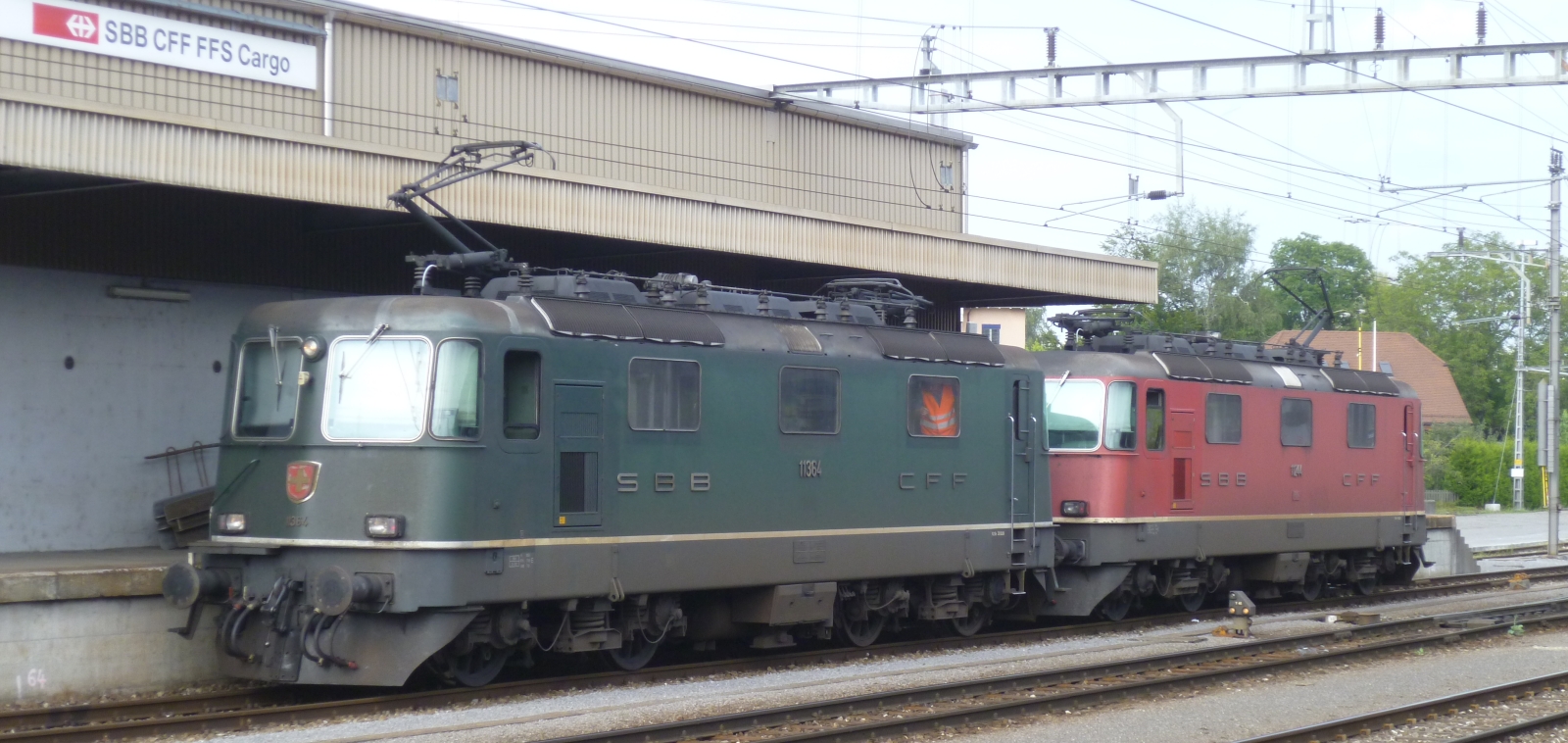 No. 11364 and 11244 in the old livery in August 2012 in Rotkreuz