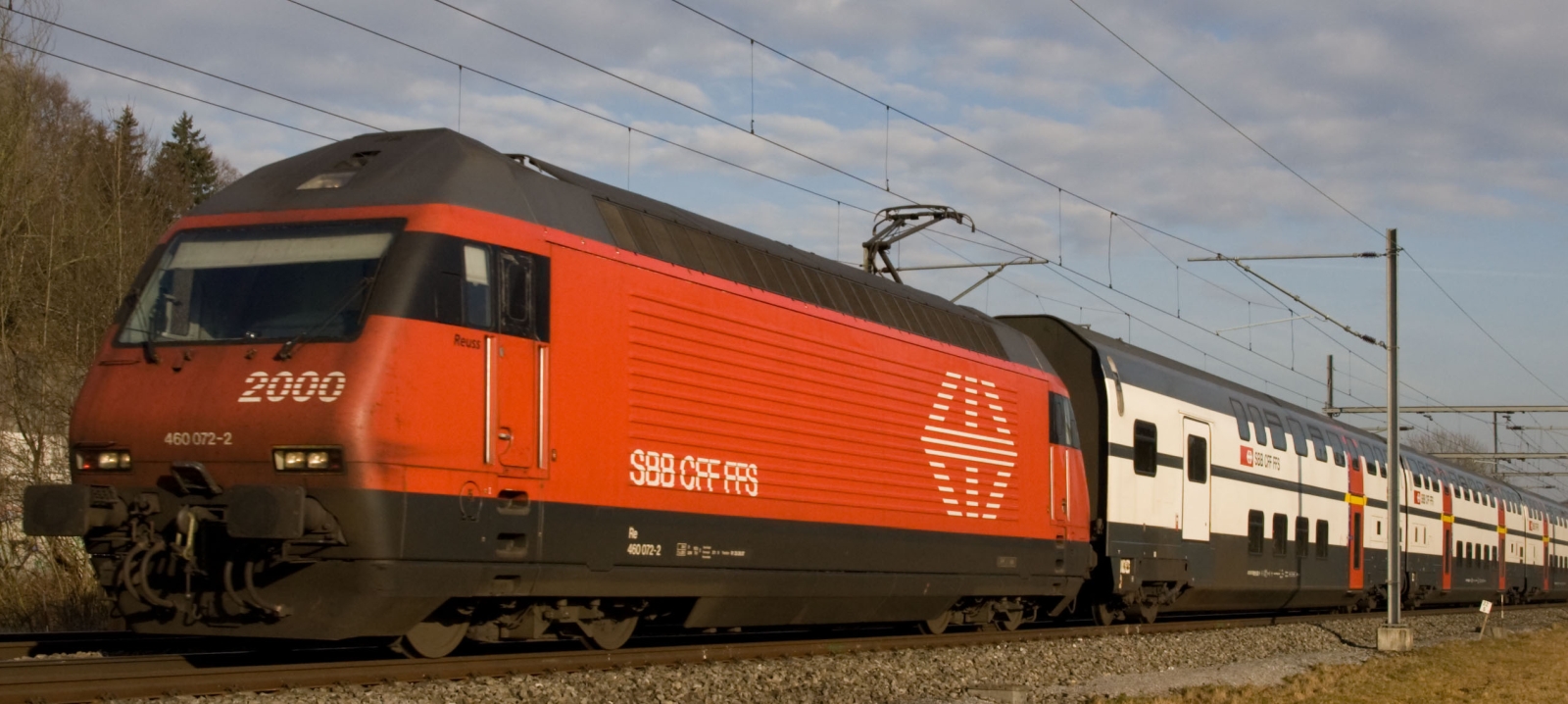 Re 460 072 with an IC2000 double-deck train in February 2008 shortly after leaving Winterthur